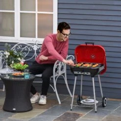 Outsunny Grillwagen Mit Deckel Rot, Schwarz 45 X 47,5 X 70 Cm (LxBxH) | Rundgrill Standgrill Gartengrill Holzkohlegrill -Al-ko-Shop 8600336600 01 0569 prod 003